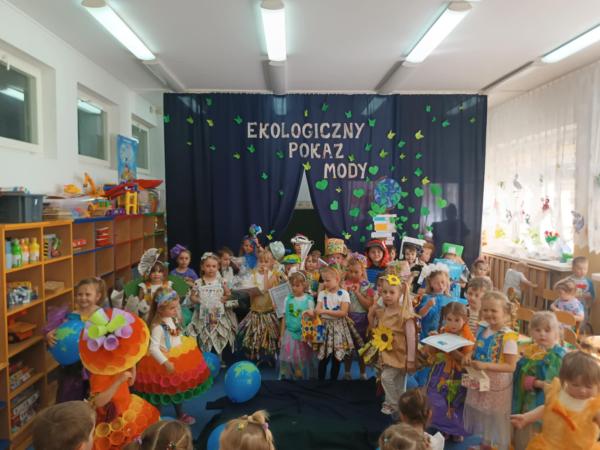 Ekologiczny Pokaz Mody w Bajkowym Przedszkolu w Pogórskiej Woli