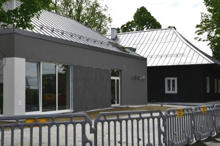 Prace przy dworku w Skrzyszowie nie zwalniają tempa