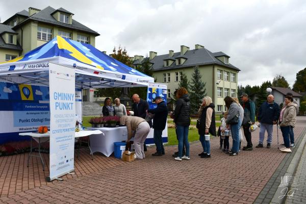 Akcja ekologiczna przed Szkołą Podstawową nr 1 w Skrzyszowie