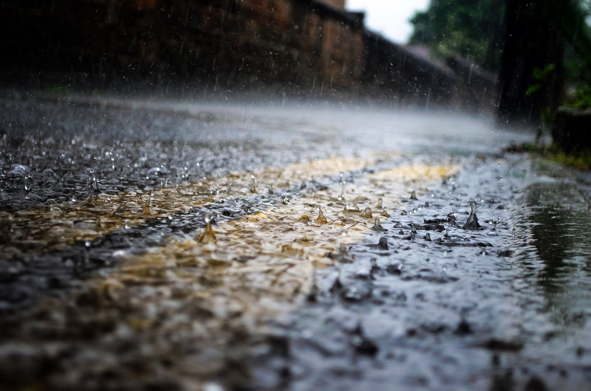Ostrzeżenie meteorologiczne - silny deszcz z burzami – stopień 1